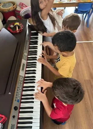 Piyano çalan çocuklar